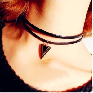 💋♥️Choker necklace with geometric triangle charm